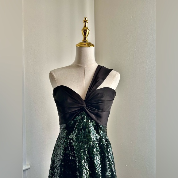 BRAND NEW Marchesa Black One Shoulder Green sequin Degrade Gown - Picture 2 of 7